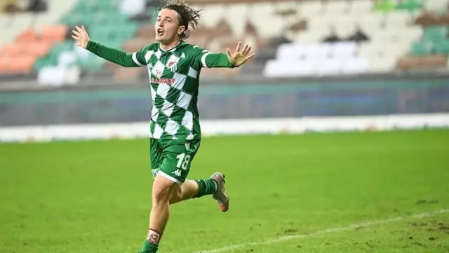 Eintracht Frankfurt, Bursaspor'da Ali Akman'ı kadrosuna kattı Eintracht Frankfurt, Bursaspor'da Ali Akman'ı kadrosuna kattı
