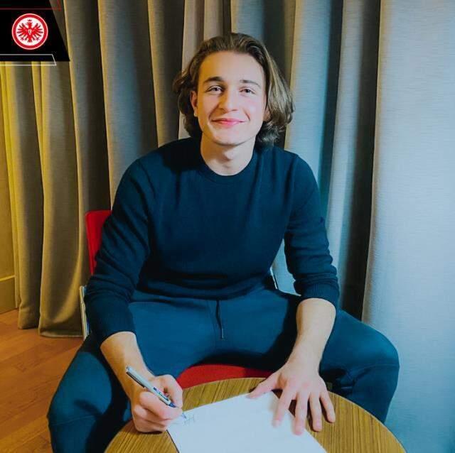 Eintracht Frankfurt, Bursaspor'da Ali Akman'ı kadrosuna kattı Eintracht Frankfurt, Bursaspor'da Ali Akman'ı kadrosuna kattı