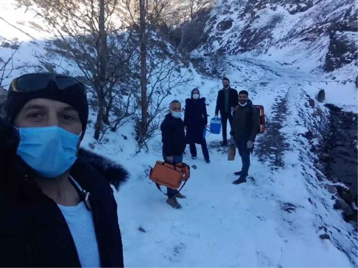 Elazığ'da zorlu kış şartlarında aşılama çalışması