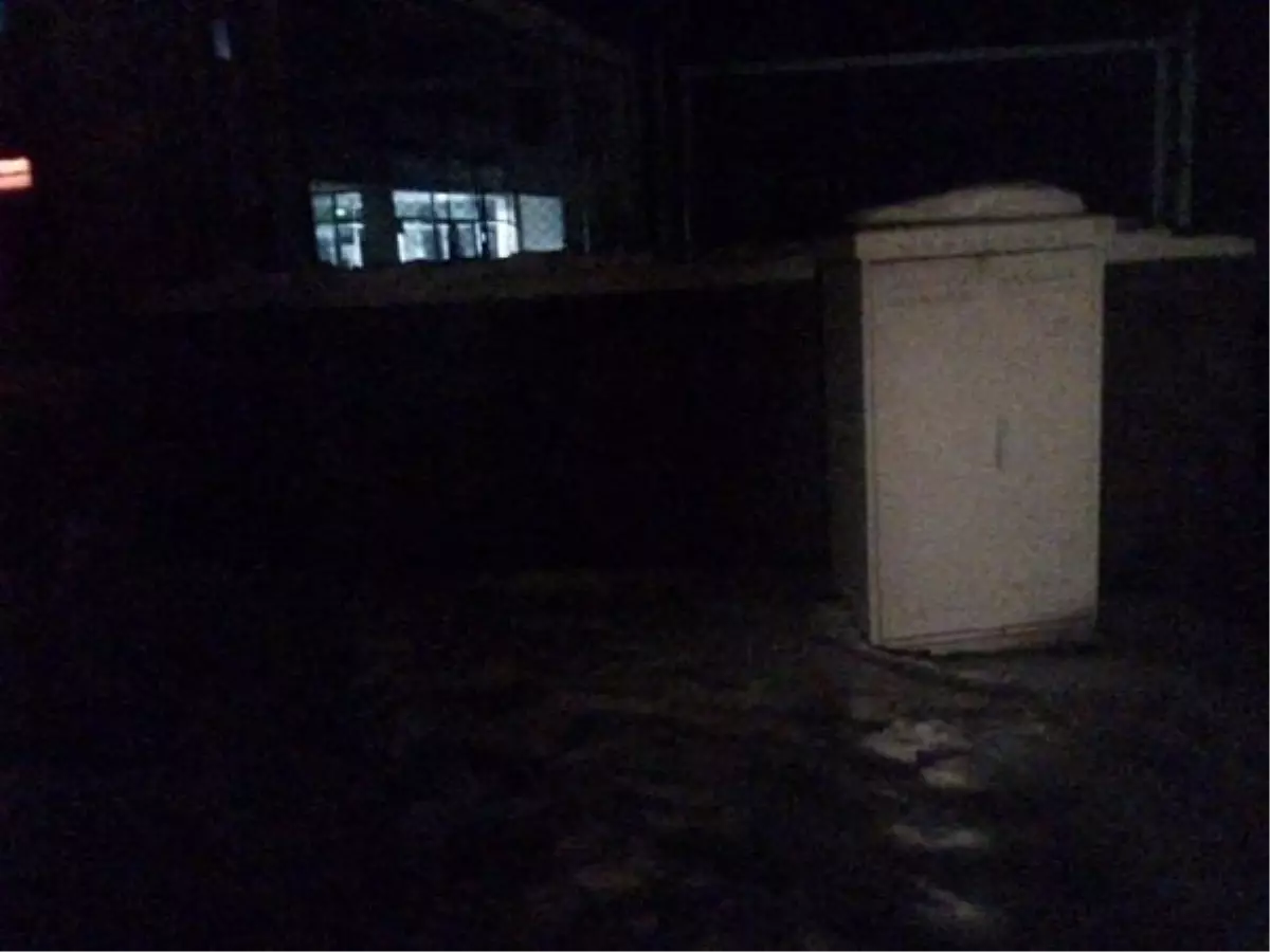 Elektrik arızasını gidermeye çalışan 2 teknisyen yaralandı