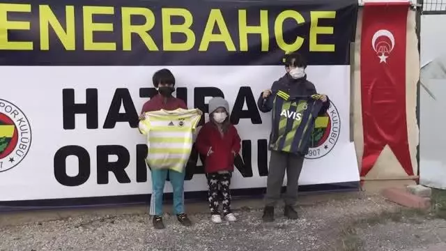 Fenerbahçeli yöneticiler, geçen yıl yanan ormanlık alana fidan dikti Fenerbahçeli yöneticiler, geçen yıl yanan ormanlık alana fidan dikti