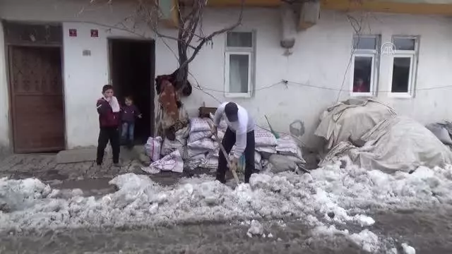 Hakkarili aile, yutkunmakta güçlük çeken engelli çocuklarının tedavisi için yardım bekliyor Hakkarili aile, yutkunmakta güçlük çeken engelli çocuklarının tedavisi için yardım bekliyor