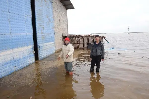 Hatay'da sağanağın ardından bazı tarla ve evler hala sular altında