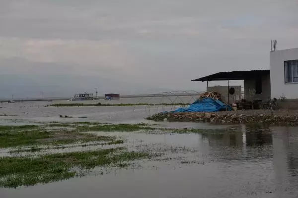 Hatay'da sağanağın ardından bazı tarla ve evler hala sular altında