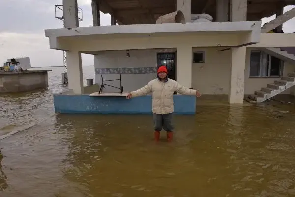 Hatay'da sağanağın ardından bazı tarla ve evler hala sular altında