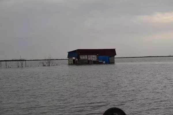 Hatay'da sağanağın ardından bazı tarla ve evler hala sular altında