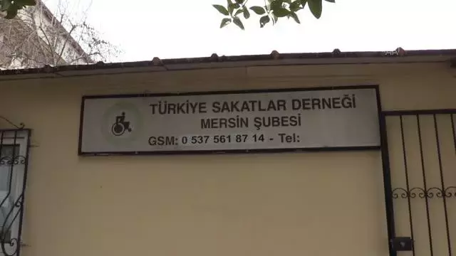 Hayırsever iş insanı engellilere tablet hediye etti Hayırsever iş insanı engellilere tablet hediye etti