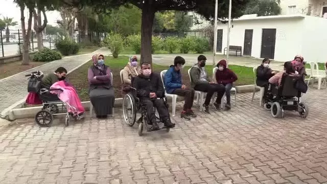 Hayırsever iş insanı engellilere tablet hediye etti Hayırsever iş insanı engellilere tablet hediye etti