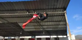 İpi kopan Türk bayrağını düzelten genç: Bayrağımıza canım feda