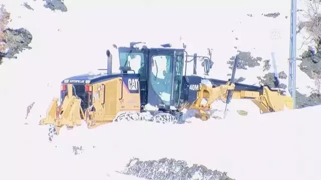 Kar nedeniyle 1 köy ve 1 mezra yolu ulaşıma kapandı Kar nedeniyle 1 köy ve 1 mezra yolu ulaşıma kapandı