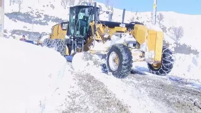 Kar nedeniyle 1 köy ve 1 mezra yolu ulaşıma kapandı Kar nedeniyle 1 köy ve 1 mezra yolu ulaşıma kapandı