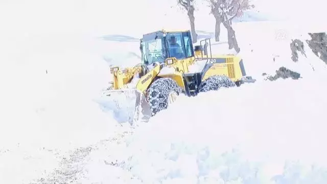 Kar nedeniyle 1 köy ve 1 mezra yolu ulaşıma kapandı Kar nedeniyle 1 köy ve 1 mezra yolu ulaşıma kapandı