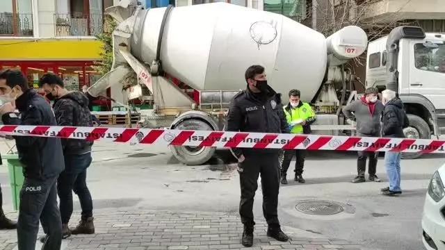Küçükçekmece'de beton mikserinin altında kalan kadın hayatını kaybetti Küçükçekmece'de beton mikserinin altında kalan kadın hayatını kaybetti