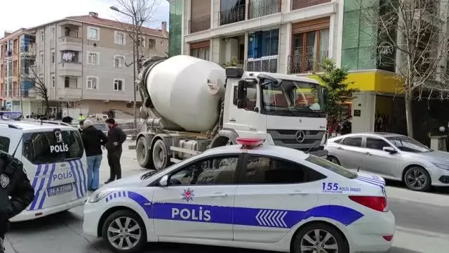 Küçükçekmece'de beton mikserinin altında kalan kadın hayatını kaybetti Küçükçekmece'de beton mikserinin altında kalan kadın hayatını kaybetti