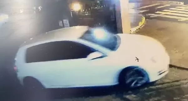 Pendik'te hırsızlar iki otomobili böyle çaldı Pendik'te hırsızlar iki otomobili böyle çaldı