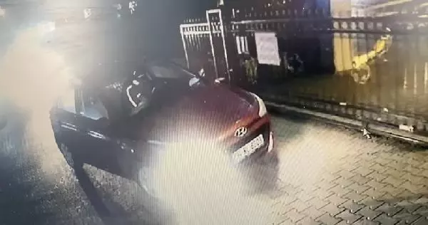 Pendik'te hırsızlar iki otomobili böyle çaldı Pendik'te hırsızlar iki otomobili böyle çaldı