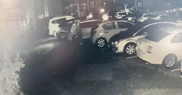 Pendik'te hırsızlar iki otomobili böyle çaldı Pendik'te hırsızlar iki otomobili böyle çaldı