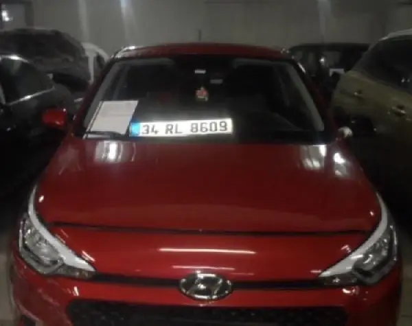 Pendik'te hırsızlar iki otomobili böyle çaldı Pendik'te hırsızlar iki otomobili böyle çaldı