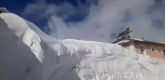 Sivas'ta kar köydeki evlerin boyuna ulaştı