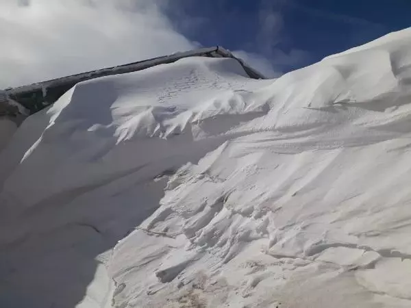 Sivas'ta kar köydeki evlerin boyuna ulaştı