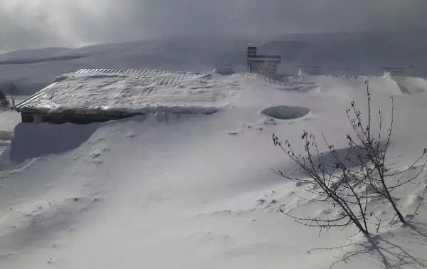 Sivas'ta kar köydeki evlerin boyuna ulaştı