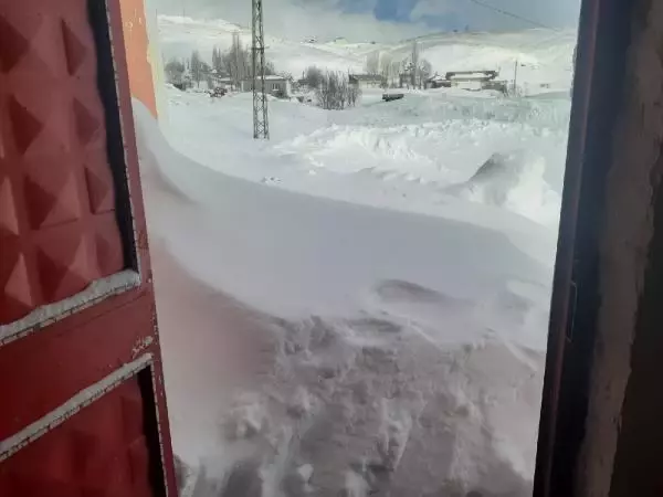 Sivas'ta kar köydeki evlerin boyuna ulaştı