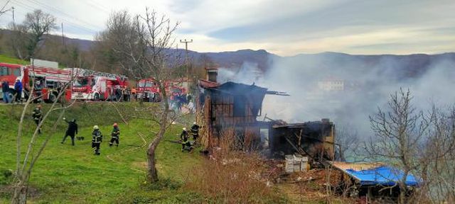 yanan 2 katli evin enkazinda yasli kadin aran 12 13900931 o