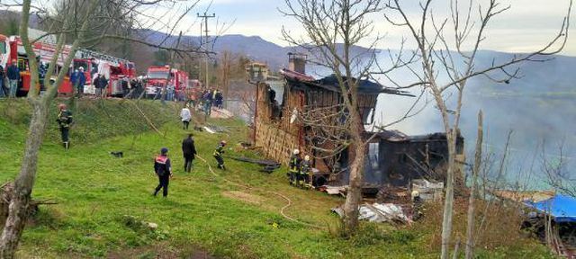 yanan 2 katli evin enkazinda yasli kadin aran 2 13900931 o