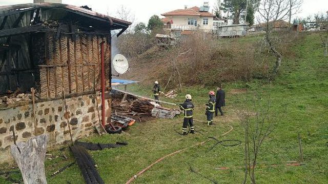 yanan 2 katli evin enkazinda yasli kadin aran 5 13900931 o