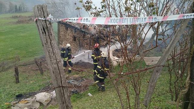 yanan 2 katli evin enkazinda yasli kadin aran 9 13900931 o