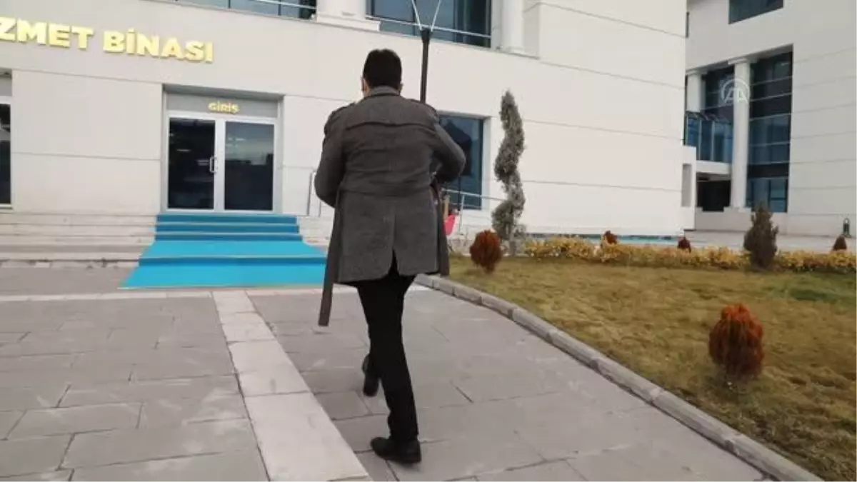 Zabıta personeli, evinin bahçesinde bulduğu güvercin yavrusuna sahip çıktı