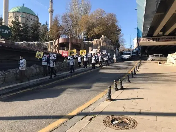 Ankara'da izinsiz gösteri yapan gruba müdahale: 24 gözaltı Ankara'da izinsiz gösteri yapan gruba müdahale: 24 gözaltı