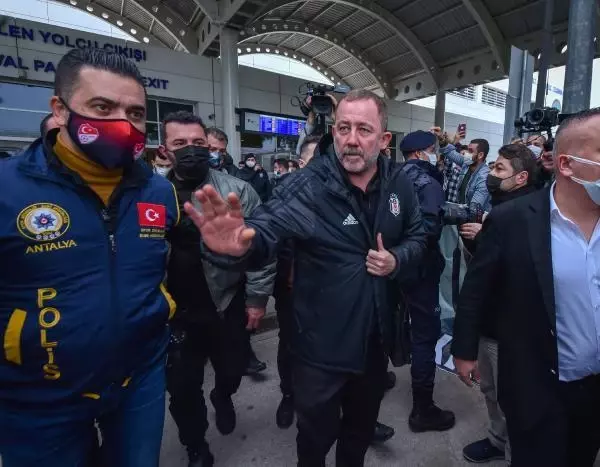 Beşiktaş'a Antalya'da coşkulu karşılama Beşiktaş'a Antalya'da coşkulu karşılama