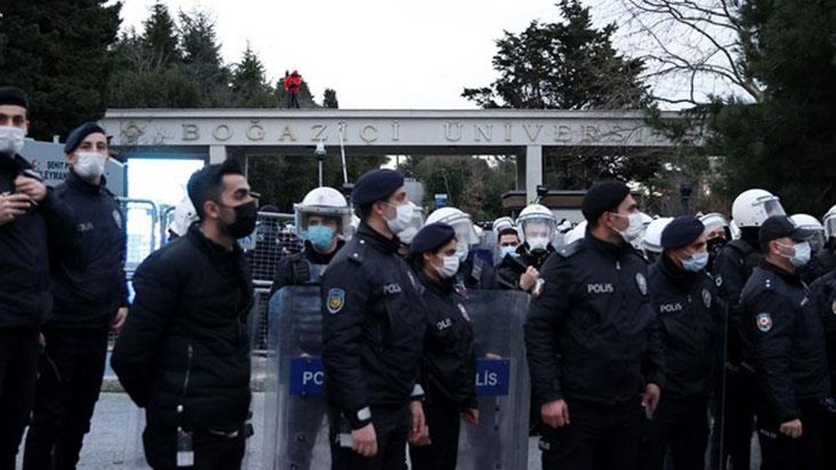Boğaziçi Üniversitesi gösterilerinde gözaltına alınan 98 kişi serbest bırakıldı