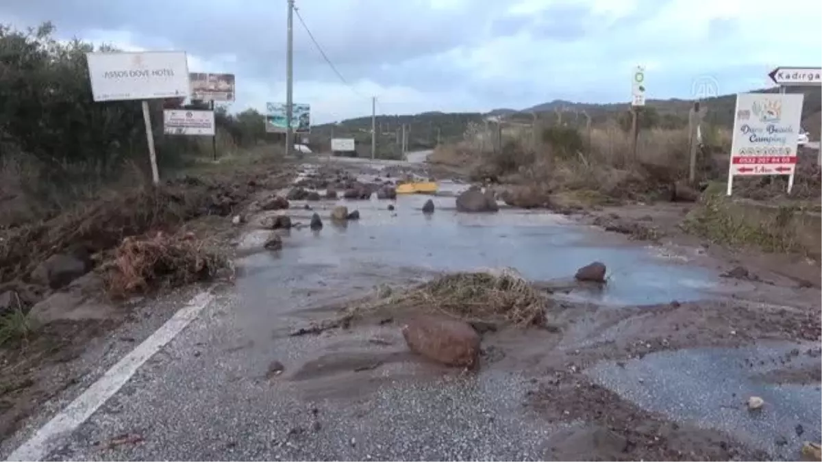 ÇANAKKALE - Sağanak dolayısıyla sürüklenen kayalar bazı yolların kapanmasına neden oldu