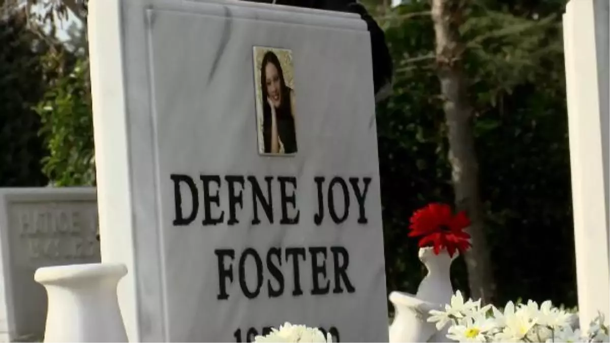 Defne Joy Foster mezarı başında anıldı