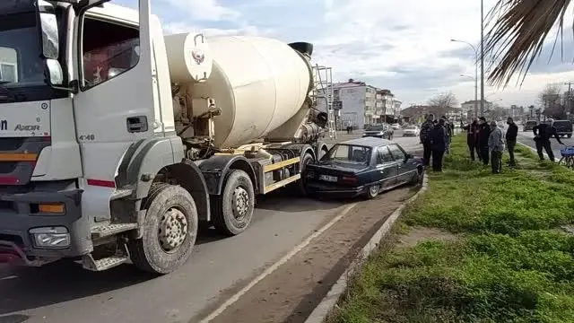 Engelli aracına çarpmamak için manevra yapınca beton mikserine çarpan otomobilin sürücüsü yaralandı Engelli aracına çarpmamak için manevra yapınca beton mikserine çarpan otomobilin sürücüsü yaralandı