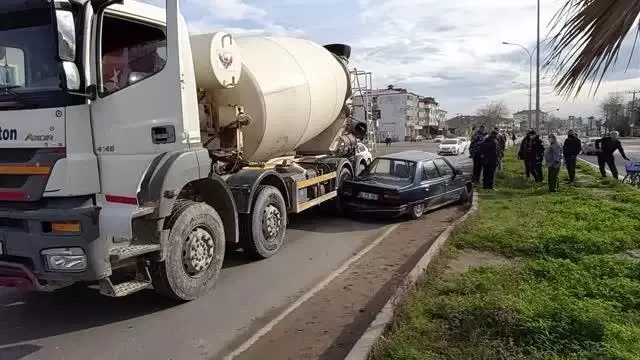 Engelli aracına çarpmamak için manevra yapınca beton mikserine çarpan otomobilin sürücüsü yaralandı Engelli aracına çarpmamak için manevra yapınca beton mikserine çarpan otomobilin sürücüsü yaralandı