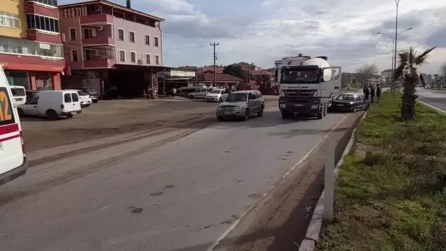 Engelli aracına çarpmamak için manevra yapınca beton mikserine çarpan otomobilin sürücüsü yaralandı Engelli aracına çarpmamak için manevra yapınca beton mikserine çarpan otomobilin sürücüsü yaralandı