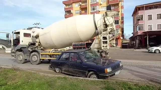 Engelli aracına çarpmamak için manevra yapınca beton mikserine çarpan otomobilin sürücüsü yaralandı Engelli aracına çarpmamak için manevra yapınca beton mikserine çarpan otomobilin sürücüsü yaralandı