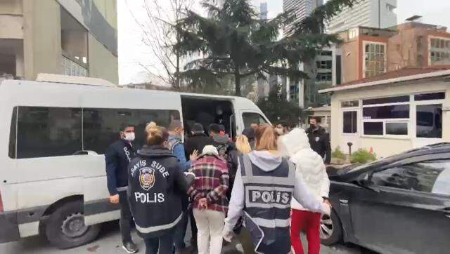 Fuhuş çetesi çökertildi! Kadınları kısıtlamada pasaportlar sayesinde turist gibi göstererek müşterilere gönderiyorlarmış