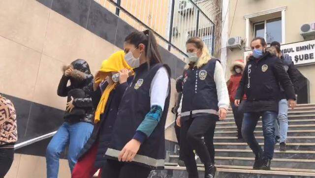 Fuhuş çetesi çökertildi! Kadınları kısıtlamada pasaportlar sayesinde turist gibi göstererek müşterilere gönderiyorlarmış