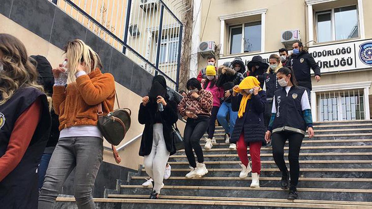 Fuhuş çetesi çökertildi! Kadınları kısıtlamada pasaportları sayesinde turist gibi göstererek müşterilere gönderiyorlarmış