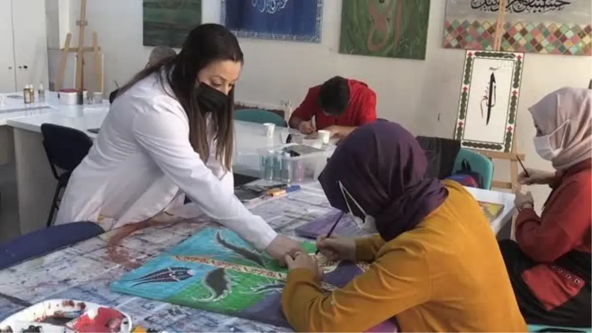 Halk eğitim kurslarında kursiyerler hem sanat öğreniyor hem stres atıyor