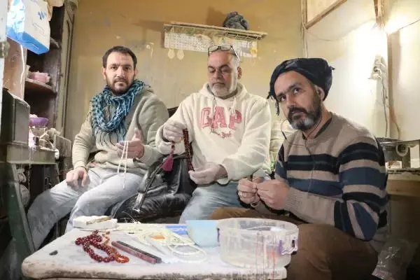 İç savaştan kaçan Suriyeli avukat ve öğretmen, Şanlıurfa'da tesbihçi oldu