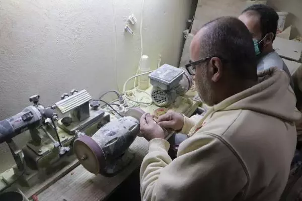 İç savaştan kaçan Suriyeli avukat ve öğretmen, Şanlıurfa'da tesbihçi oldu