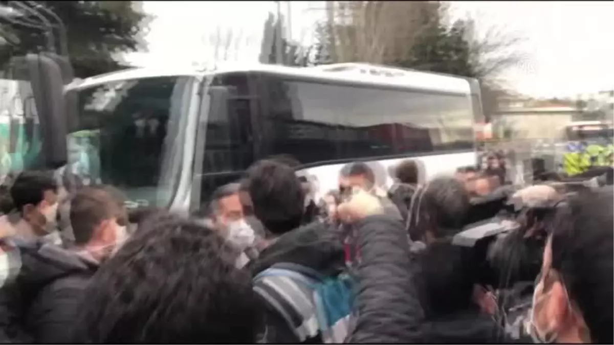 Son dakika haberi... Kadıköy'de Boğaziçi Üniversitesindeki gösterilere destek için toplanan 93 kişi gözaltına alındı (2)