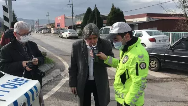 Kavşakta iki otomobil çarpıştı: 1 yaralı Kavşakta iki otomobil çarpıştı: 1 yaralı