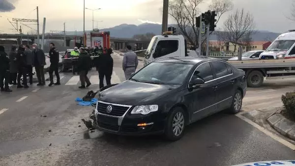 Kavşakta iki otomobil çarpıştı: 1 yaralı Kavşakta iki otomobil çarpıştı: 1 yaralı