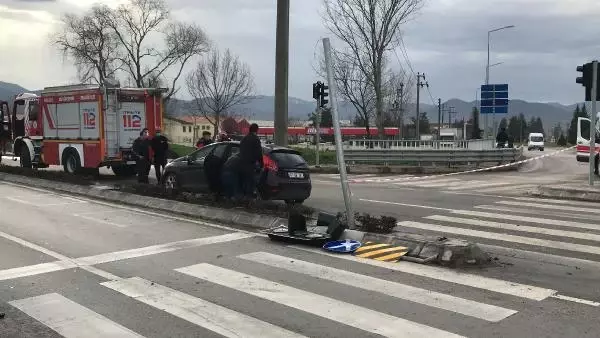 Kavşakta iki otomobil çarpıştı: 1 yaralı Kavşakta iki otomobil çarpıştı: 1 yaralı
